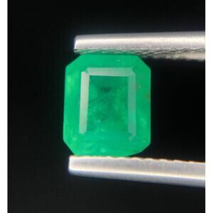 Gorgeous Certified 1.27 Carat Emerald!!